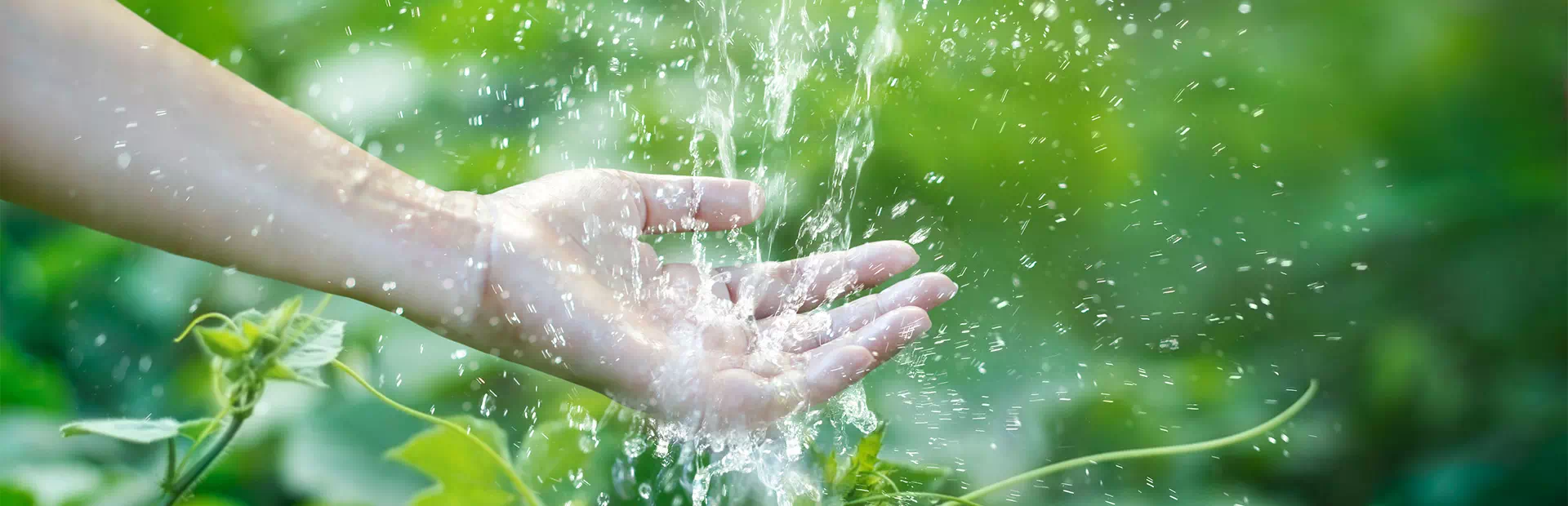 woda oblewająca rękę